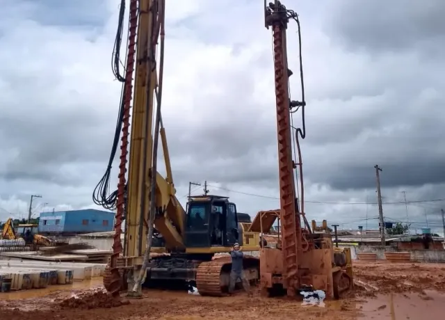 Duas perfuratrizes de estaca hélice contínua monitorada com trado helicoidal em canteiro de obra