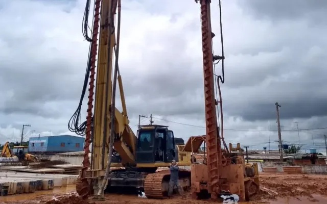 Duas perfuratrizes de estaca hélice contínua monitorada com trado helicoidal em canteiro de obra
