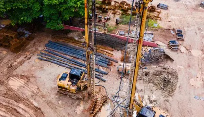 Vista aérea de duas perfuratrizes de hélice contínua da HR Fundações em canteiro de obra
