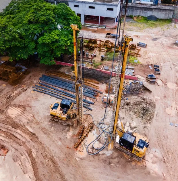 Vista aérea de duas perfuratrizes de hélice contínua da HR Fundações em canteiro de obra