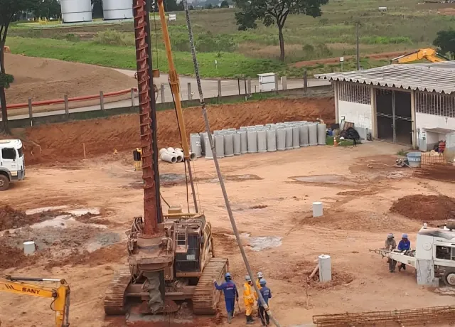 Equipe da HR Fundações operando perfuratriz em investigação de solo em obra industrial